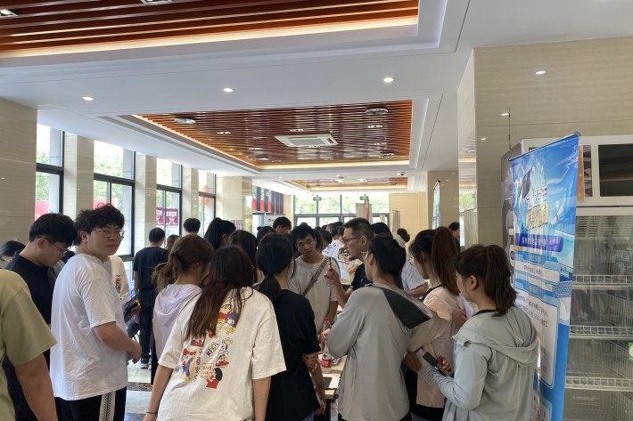 招聘会1_副本.jpg 招聘会1_副本.jpg