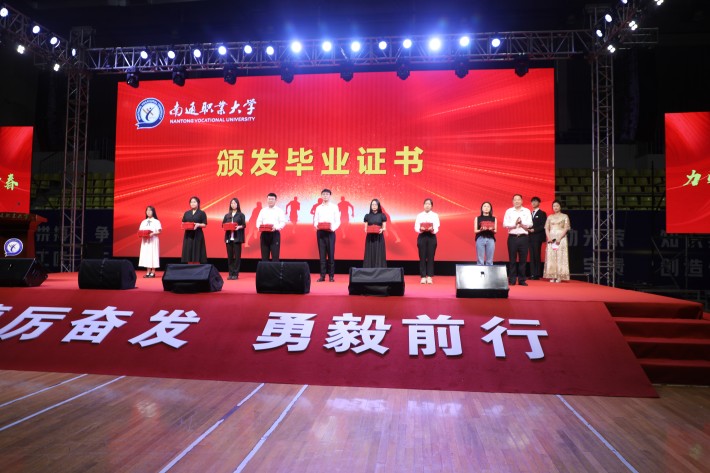 6.褚校长发毕业证书二_副本.jpg 6.褚校长发毕业证书二_副本.jpg