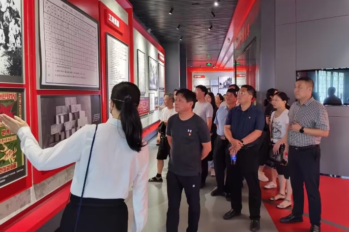 参观.jpg 参观.jpg