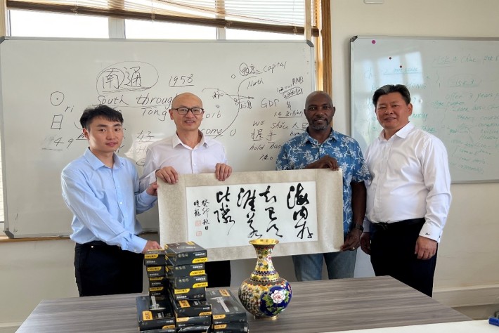 捐赠物资给江苏纳米比亚学院_副本.jpg 捐赠物资给江苏纳米比亚学院_副本.jpg