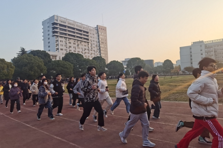 晨跑4_副本.jpg 晨跑4_副本.jpg