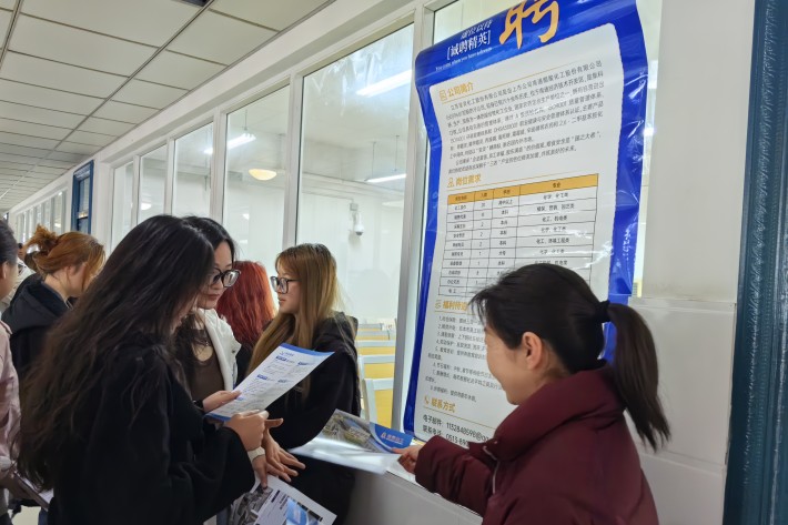 招聘会现场2_副本.jpg 招聘会现场2_副本.jpg