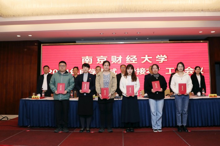 3.“先进个人”上台领奖_副本.jpg 3.“先进个人”上台领奖_副本.jpg