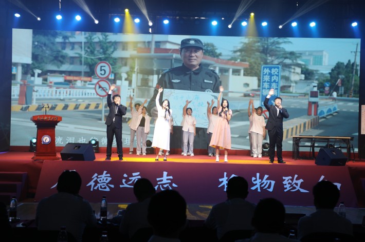 13.学生节目:歌曲《敢》_副本.jpg 13.学生节目:歌曲《敢》_副本.jpg