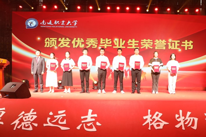 6.羌毅颁发荣誉证书2_副本.jpg 6.羌毅颁发荣誉证书2_副本.jpg