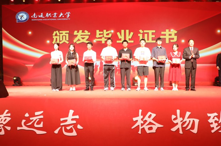 4.褚校长颁发毕业证书2_副本.jpg 4.褚校长颁发毕业证书2_副本.jpg