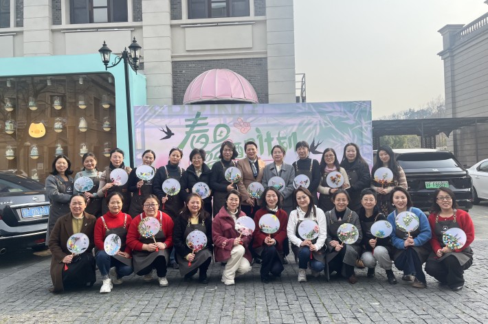 女教工手持团扇合影留念_副本.jpg