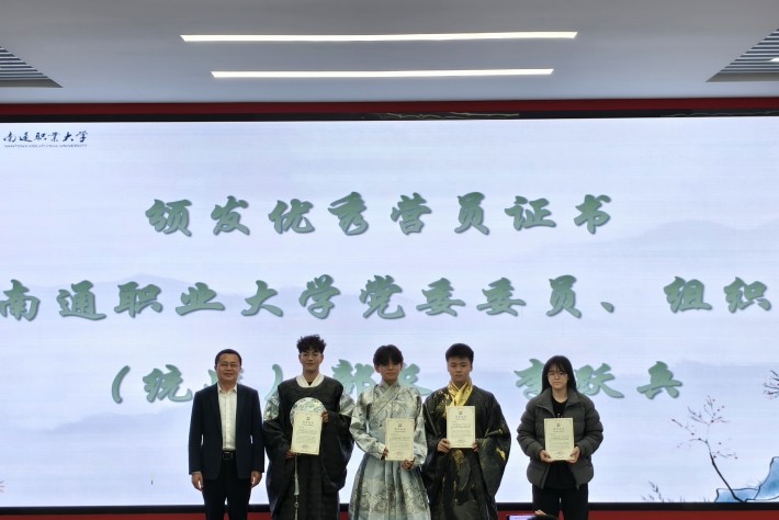 李部长颁证_副本.jpg