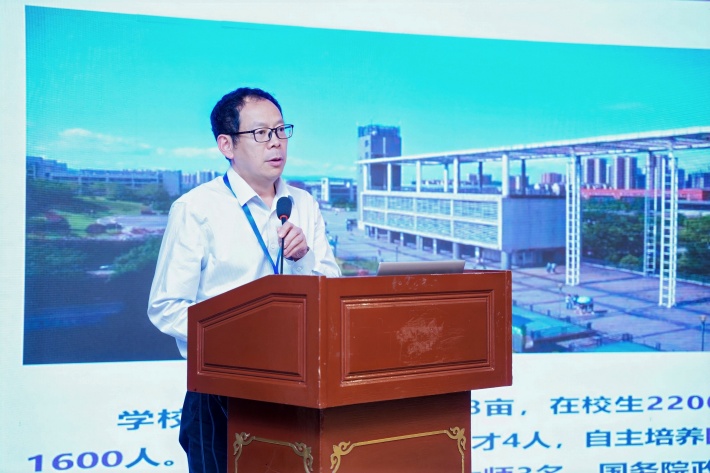 图8 重庆电子科技职业大学电子与物联网学院院长陈良_副本.jpg