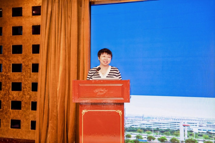 图6 全国工业与信息化行业指导委员会副主任委员、常州信息职业技术学院原校长眭碧霞_副本.jpg