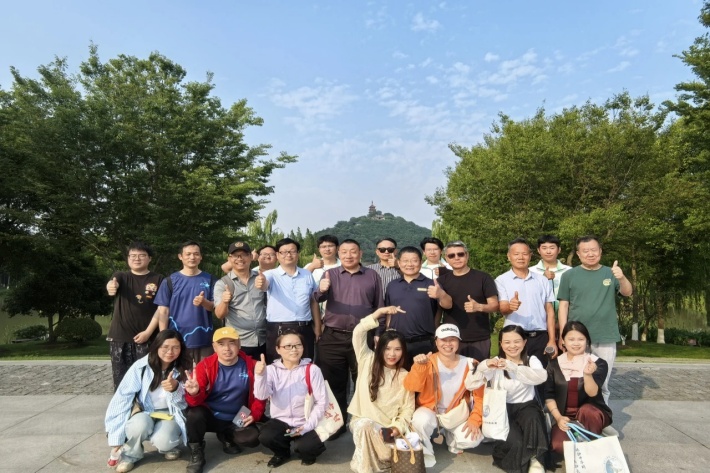 图为与会代表重走总书记考察足迹_副本.jpg 图为与会代表重走总书记考察足迹_副本.jpg