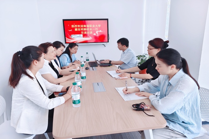 图四 校企双方座谈_副本.jpg 图四 校企双方座谈_副本.jpg