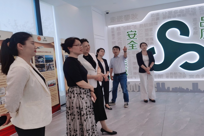 图三 学校一行参观春秋航空展厅2_副本.jpg 图三 学校一行参观春秋航空展厅2_副本.jpg