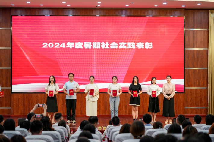 图4 党委委员、宣传部部长廖忠智为在省市级社会实践评选中斩获荣誉的先进集体和个人颁发证书_副本.jpg 图4 党委委员、宣传部部长廖忠智为在省市级社会实践评选中斩获荣誉的先进集体和个人颁发证书_副本.jpg
