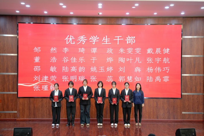 优秀学生干部颁奖_副本.jpg 优秀学生干部颁奖_副本.jpg