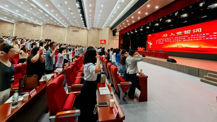 重温誓词_副本.jpg 重温誓词_副本.jpg