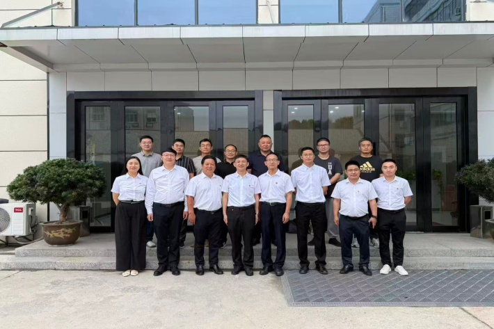 公司门口合照.jpg