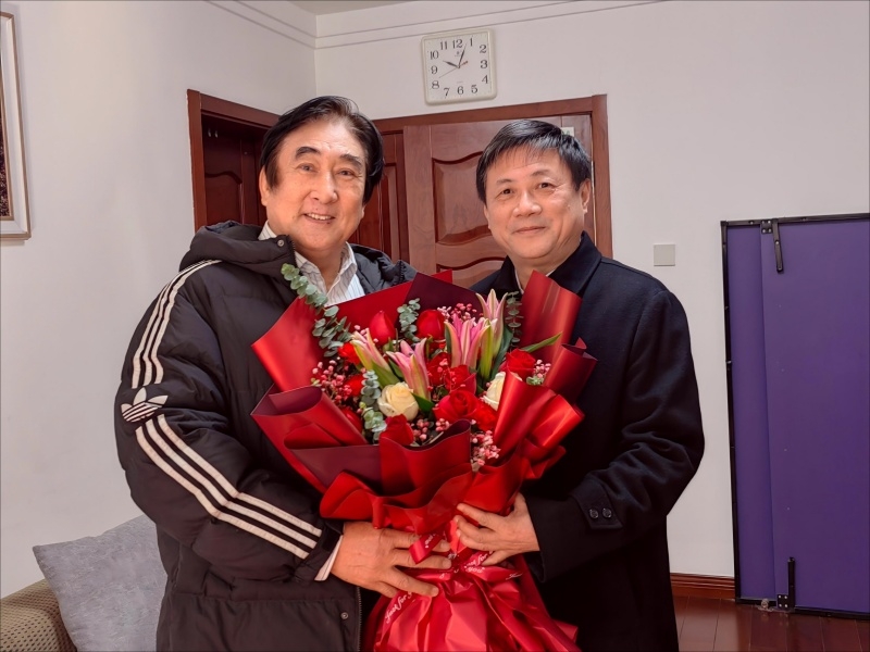 校党委书记羌毅看望管德明_副本.jpg