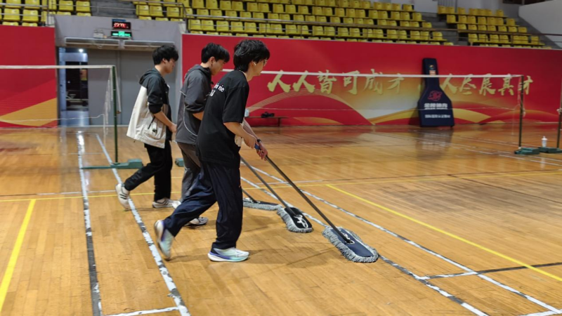 图片2学生体育馆劳动.png