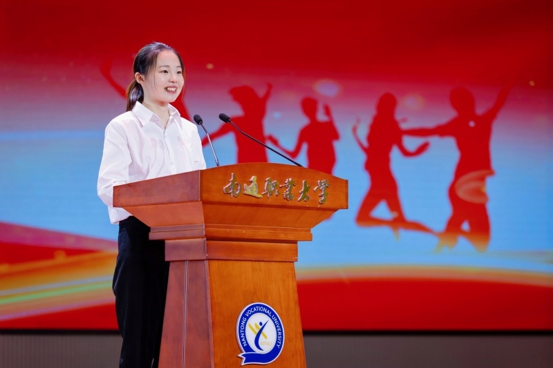 7毕业生代表李琦_副本.jpg