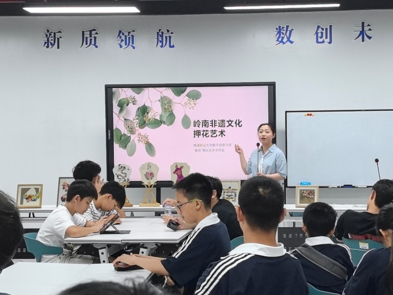 博爱青春|数字创意学院“艺路先锋”志愿服务团队打造青年华裔沉浸式“押花”非遗课堂